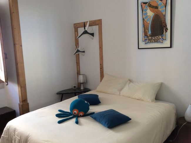 フィゲイラ広場の直ぐのところに位置する<br />A Toca Do Polvo B＆Bへチェックイン<br />とっても親切なお二人が迎えてくれました。<br />部屋が可愛過ぎて笑った。<br /><br />荷物を置いて早速電車に乗ってベレン地区へ<br />で、ここで電車を待ってる時に、ん？なんかリュックのファスナーに違和感！<br />サッと手を当てると開いてる。肩から外して前に、その時左足首に痛みが…<br />未遂に終わったせいか思いっきり蹴られた。それも血が出るほど、周りを見ても観光客しか居らず特定は出来なかった。1ヶ月経った今も跡が残るほどです。<br />皆さん人混みはお気をつけ下さい。<br />でも私のリュックから財布を盗るのは無理だと思うよ。リュックって中ぐちゃぐちゃになるものね。