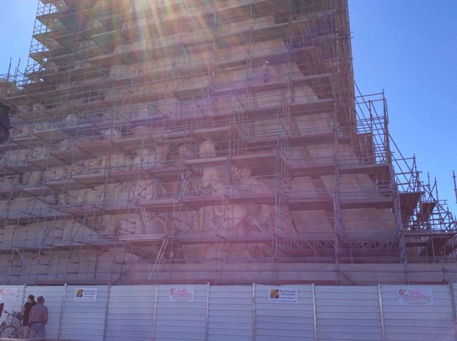 発見のモニュメント<br />残念な事にまだ覆いがしてあって全体像見る事ができませんでした。<br />どなたかの旅行記にも記されていたけど一年経ってるよね?<br />で、いつ取れるのよ。<br />これだけは残念でした。