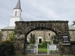 1820年に建てられたハワイ州最古のモクアイカウア教会（Mokuaikaua Church)にも立ち寄りましたが、内陣はとても素朴な感じでした。