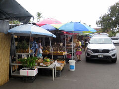 コナ ファーマーズ マーケット（Kona Farmers Market）はこじんまりしていますが、お土産や果物などを売っていました。
