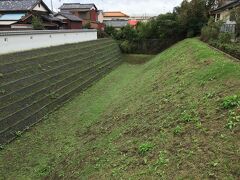 市役所の先にある中ノ門堀跡は、川越城の数少ない遺構。

本丸への敵の侵入を防ぐ為、道がジグザグになる様に掘られていたんだそう。