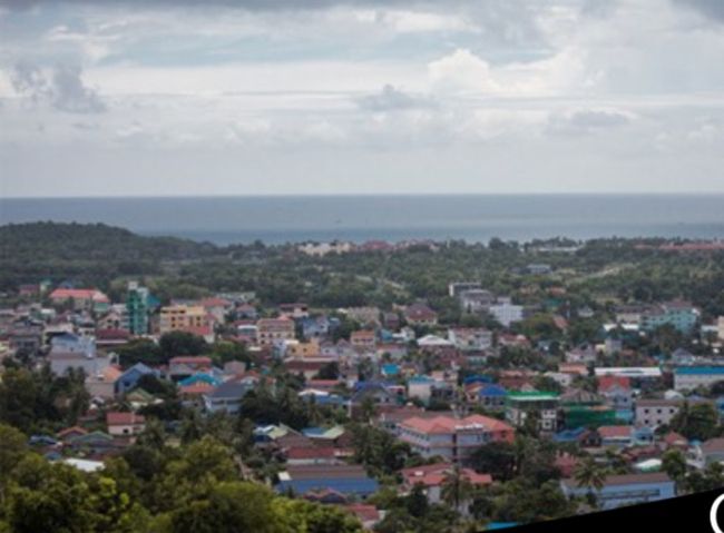 シアヌークビルのワットレー寺院から風景を見られている。