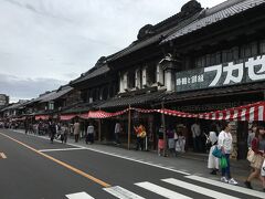 車の列が切れたところで写真を一枚。

本当に車が多く、写真を撮るのも一苦労です。
歩道も狭いし、如何にかならんもんでしょうか。せっかくの賑わいに水を差しています。