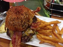 夕飯はチーズバーガービーチウォーク。

プレーンチーズバーガーwithベーコン　13ドルくらい。うまーい

娘はポテトをもぐもぐ（ハンバーガーもニガテ）
じいじはオニオンフライに大喜び