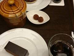 イベント（仕事）の合間に
抜け出して、駆け足しの原宿へ

ミュゼ・ドゥ・ショコラ・テオブロマ 本店 へ   


もっと味わってゆっくり食べたかったなぁ。
江戸のおしゃれ洋菓子を堪能。