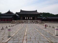 明政門から見た明政殿。
明政殿は豊臣秀吉の朝鮮侵攻後再建されたとき（17世紀前半）の姿のままで、ソウルの王宮で最古の木造建築だそうです。