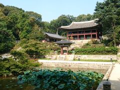 さて、時間になったので後苑日本語ガイドツアーに向かいます。
まずは芙蓉池と宙合楼。

