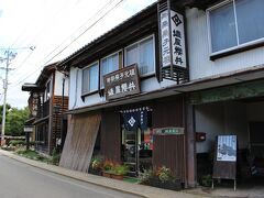 ここまで来たので、お隣の塩屋櫻井さんにも寄りましょう。
小さくて目立たないお店ですが、レトロな雰囲気がまたいい味出してるんです。

定番の栗羊羹や栗きんとんの他、新栗の季節には最中もやっているそうです。
いつも10％引きにしてくれます。

今日は栗の落雁だけお買い上げ。