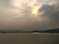 物を置いて身軽になって、何はともあれ杭州に着たら西湖へ。
街の中にこれだけ大きな湖があるのは新鮮です。
琵琶湖はもちろん、宍道湖に比べてもずっと小さい湖ですが、それでも大きいです。