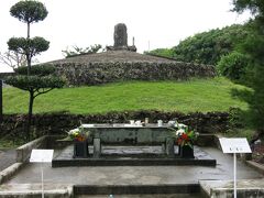 『魂魄の塔』

円形・二段構えの石積みに「魂魄」と刻んだサンゴ石が載っているシンプルなもの。
かつてこの一帯は避難民や敗残兵の吹き溜まり、遺骨がそのままの状態で放置されていた。
そして 戦後最も早く、住民によって遺骨収集が行われた場所でもある。その数、3万5千とも4万とも言われている。

沖縄の本土復帰後、遺骨は摩文仁の国立沖縄戦没者墓苑に集約されることになったが、この一帯の慰霊碑は住民の発露によって生まれたものだけに、いまだに参拝者が後を絶たない。