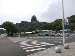 さて、六和塔。駐車場にはたくさんの観光バスが来ていて、大勢の観光客がいますが、なぜか塔にはだれもおらず。みんなどこへ行ったのだろう？