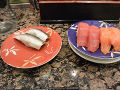 成田空港で回転寿司を食べて日本食に未練を残さず旅立ちます！

お寿司のお味は…。まあまあです（笑）
