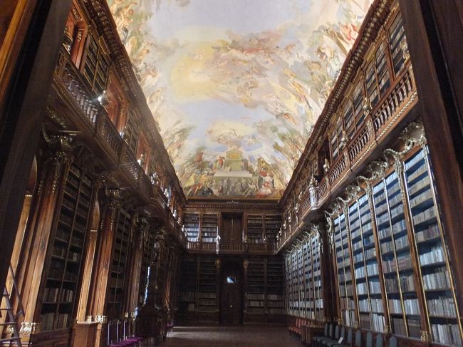 【ストラホフ修道院】<br /><br />こちらの修道院は図書館がとにかく美しい。<br /><br />二つあって、まずは、<br /><br />哲学の間