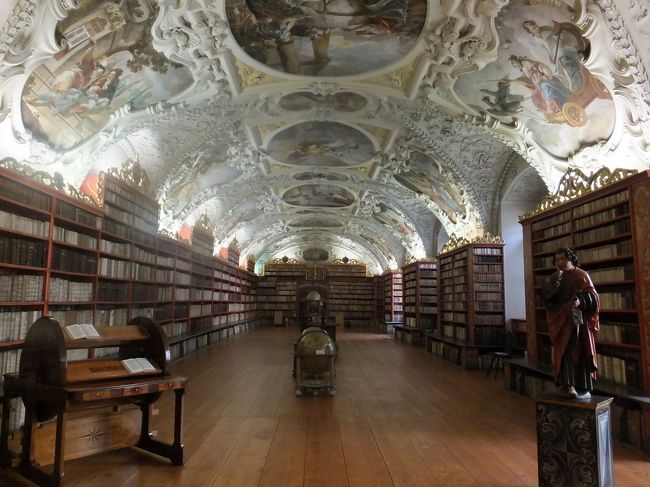 【ストラホフ修道院】<br /><br />そして、神学の間。<br /><br />入口から見るだけ、というのがちょっと残念ではありますが、<br />人がいない美しい写真が撮れます。。。