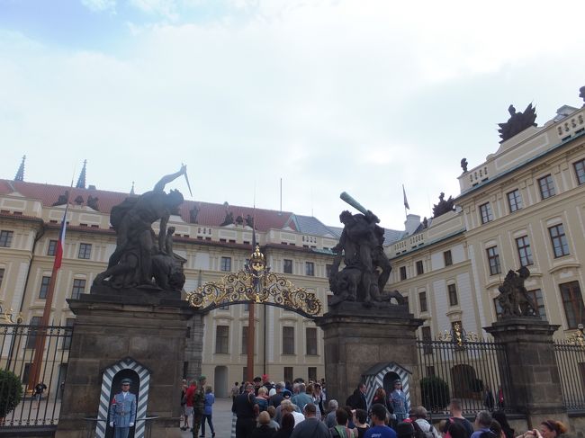 【プラハ城】<br /><br />そしてプラハ城にやってきました。<br />敷地に入るために、まずは防犯チェックをうけるため列に。