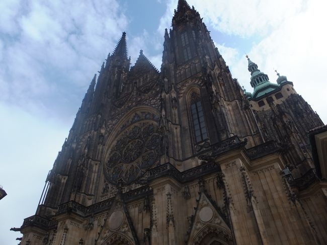 【プラハ城】<br /><br />聖ヴィート大聖堂<br /><br />大聖堂に入るためにはさらなる長蛇の行列が。<br /><br />時間がないので断念しました<br /><br />とっても残念です