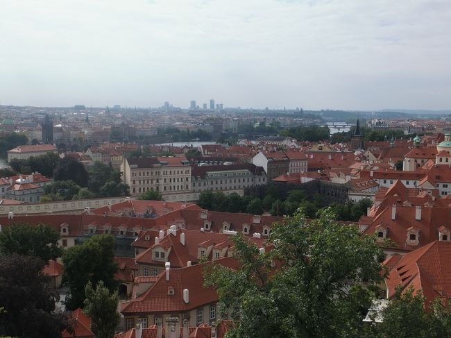 【プラハ城】<br /><br />天気が比較的よくなって美しいプラハの街並みを一望できてよかったです