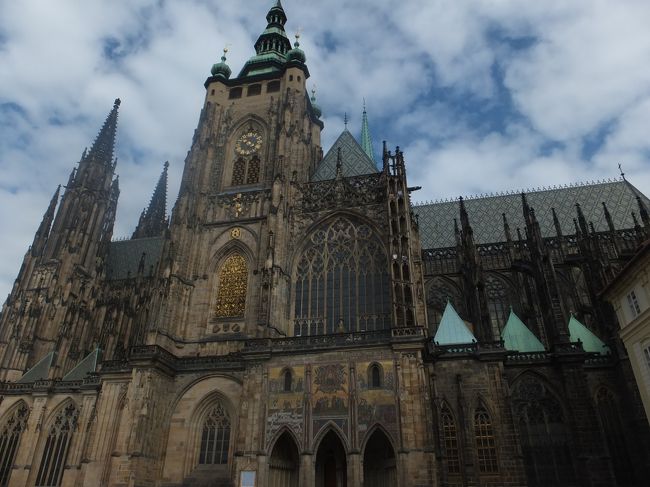 【プラハ城】<br /><br />聖ヴィート教会は相変わらずの長蛇の列でした<br /><br />後ろ髪ひかれながらホテルに戻ることにします