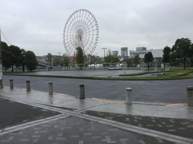 駅を出ると、大きな観覧車が見えます。<br />お台場を一望できるんですね。<br /><br />乗ってみたかったけど、利用料が920円もするということで、諦めます。<br />予算外です。もっと安ければなあ。<br /><br />4人以上だと3080円で固定なんですよね。<br />なので、近くに行ってみて、だれか、知らない人を誘ってみて、一緒に乗ろうかなとか、色々と考えましたけどね。<br /><br />この時点では天気も悪かったので、諦めて東京モーターフェスの会場に向かいます。<br /><br />