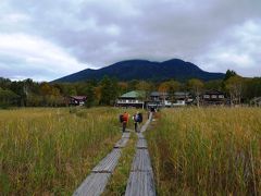 さっきまでは見えなかった燧ケ岳が上田代から眺められました。
天気が持ち直しました。
至仏山も見えて、いやー、来てホントに良かったわぁ☆

３歳位の子供を背負って連れてきたお父さんや、小学校低学年の息子と二人で来ているお父さんなど見ると、いい経験をさせているお父さんだと思って見てました。家族で来ている人も結構いました。
こんな一面見渡すかぎり湿原のひろーい所なんて、ゲーム以上に体験したほうがいいし、衝撃と喜びの経験になると思います。