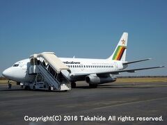 エア・ジンバブエ(Air Zimbabwe)

ヴィクトリアフォールズ(VFA)からO・R・タンボ(JNB)までのフライトです。もはや殆ど見かけなくなったB737-200を使用。B737の特徴の&#127833;型になる以前のバイパス比の小さなエンジンです。


エア・ジンバブエ：https://ja.wikipedia.org/wiki/%E3%82%A8%E3%82%A2%E3%83%BB%E3%82%B8%E3%83%B3%E3%83%90%E3%83%96%E3%82%A8
エア・ジンバブエ：http://www.airzimbabwe.com/
ヴィクトリアフォールズ空港：https://ja.wikipedia.org/wiki/%E3%83%B4%E3%82%A3%E3%82%AF%E3%83%88%E3%83%AA%E3%82%A2%E3%83%95%E3%82%A9%E3%83%BC%E3%83%AB%E3%82%BA%E7%A9%BA%E6%B8%AF
ヴィクトリアフォールズ空港：http://www.caaz.co.zw/index.php?option=com_content&task=view&id=23&Itemid=96
O・R・タンボ空港：https://ja.wikipedia.org/wiki/O%E3%83%BBR%E3%83%BB%E3%82%BF%E3%83%B3%E3%83%9C%E5%9B%BD%E9%9A%9B%E7%A9%BA%E6%B8%AF
O・R・タンボ空港：http://www.airports.co.za/home.asp?pid=228&selAirport=jhb
B737-200：https://ja.wikipedia.org/wiki/%E3%83%9C%E3%83%BC%E3%82%A4%E3%83%B3%E3%82%B0737#737_-100.2F-200.EF.BC.88.E7.AC.AC1.E4.B8.96.E4.BB.A3.EF.BC.89