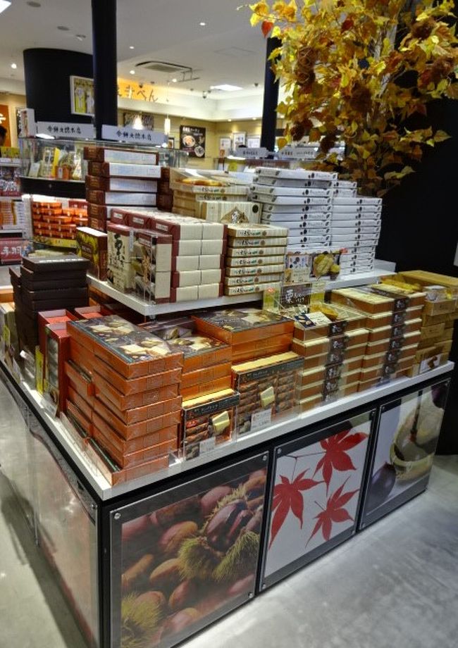  栗のお菓子が並んでますね。