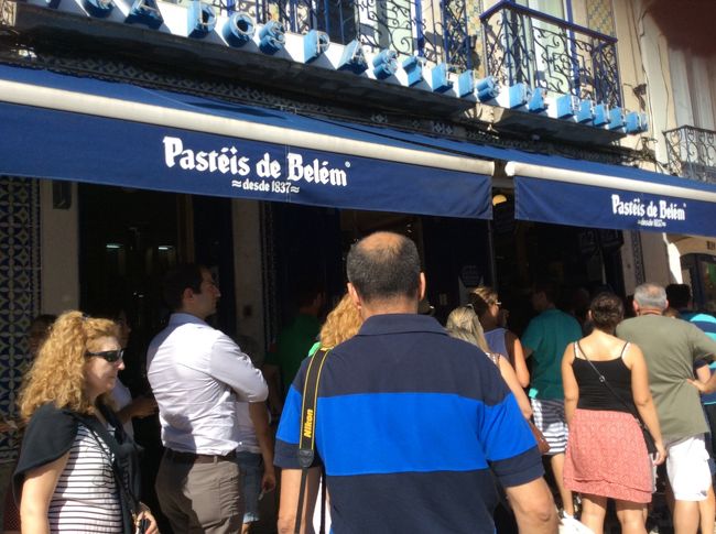 あの有名な Pasteis de Belem<br />お店に入る人とお持ち帰りの人の列でごった返してます。<br />美味しいと言う人と、まあまあと言う人とが居るようで私はどっちかな？