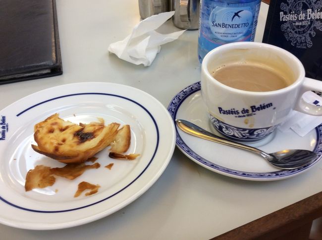 お店で1ツ食べて3ツお持ち帰りしました。<br />外パリッパリで思ったより甘さ控えめでとても美味しかったです。<br />店内めちゃ広いけど回転は早いのでそんなに待つ事もなかったです。<br />カフェでのんびりする海外の方達もここは気を利かせてるのかな~<br />