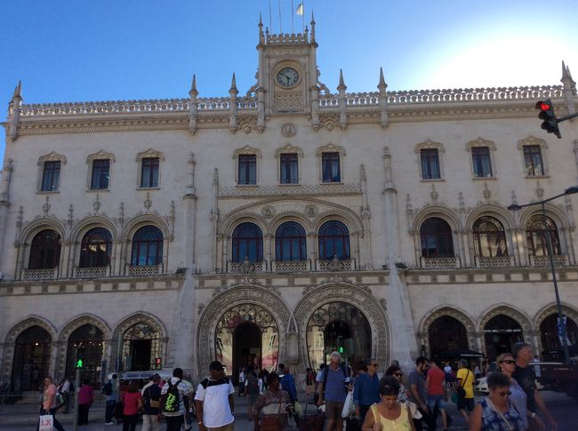 明日行くシントラの切符を買うためにロシオ駅へ<br />素敵な建物です。