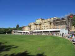 ちょうどバッキンガム宮殿の内部を見学できる時期だったので、見学しました。当日予約できました。写真は、中庭のから宮殿を見た風景。宮殿内は、日本語音声ガイドに従って見学。