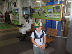 午後３時すぎ、福井に到着。
６時間近い行程でした。
福井駅は、あちこちに恐竜がいました。
ベンチのあちこちにも恐竜人間が…。
隣に座るのが怖い、年長になっても恐がりなすず丸です。