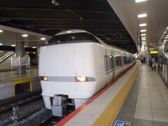やくも、新幹線と乗り継ぎ、新大阪からサンダーバードに乗車。
普通車の並びが取れなかったので、グリーン車の並びを取る。
快適ですが、追加約５０００円は痛かった…。