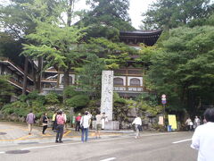 昼食の後は、大本山永平寺へ向かいました。
永平寺は、1244年、道元禅師によって開かれた曹洞宗の大本山で禅の道場です。
大佛寺山という山に沿って建物が建てられています。