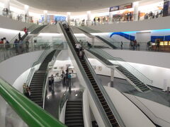 さて、すず丸のお待ちかねの恐竜博物館です。
さすがに立派な施設です。
入り口から長いエスカレーターで一番下の階へ…ではなくて、恐竜の世界へタイムスリップです。