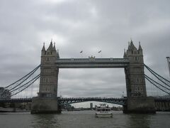 続いて、ロンドン塔横の桟橋から、グリニッジに移動します。この遊覧船も、ロンドンパスで乗れます。窓口で１日券を受け取ります。船はタワーブリッジの下を潜って、グリニッジへ・・・