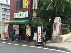 霊岸橋たもとの蕎麦屋！
はいっていないのでコメントできませんが、
２００円は安い！！