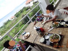 お昼は川平湾のあたりで食べようかとも思ったが、混んでいたので少し車を進め、山原地区というところにあるカフェの、海が見渡せるオープンスペースにて。
ここで食べたカレーライスやトンカツやエビフライが、家族みんなに好評だった。
開放的な雰囲気も加味されて、あれはうまかった。
