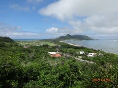 さらに車を進めて、玉取崎展望台へ。
石垣島の東側の海を一望できる展望台。
北方向、平久保半島方面を見渡す。