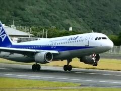 八丈島空港から羽田空港へ３便が飛び立って行きました

私たちはこの飛行機がまた羽田空港から戻って来たら、八丈島とお別れです