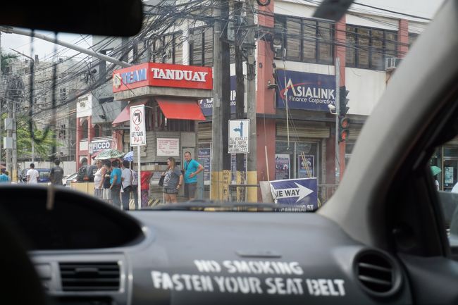 訪問予定まで１時間くらいあるので、<br />タクシー運転手が観光はどう？と進めてくる。^^<br /><br />早く着きすぎてもなので、<br />せっかくなのでお勧めの場所へ行ってもらうことに。