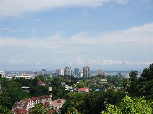 ガイドブックによると、<br />向こうに見えるのがマクタン島らしい。