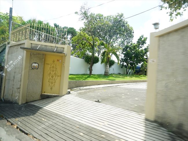 ビバリーヒルズは、この通り豪邸ばかり。^^