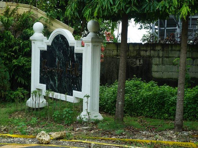 ビバリーヒルズに出入りするときは、<br />車を一旦止められました。