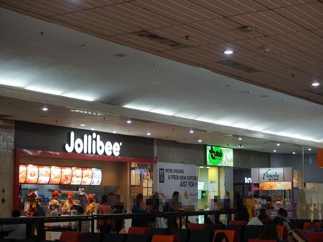 搭乗口へ入ると、<br />ここにもジョリビー！！<br />本当にどこにでもあるんだなぁ。