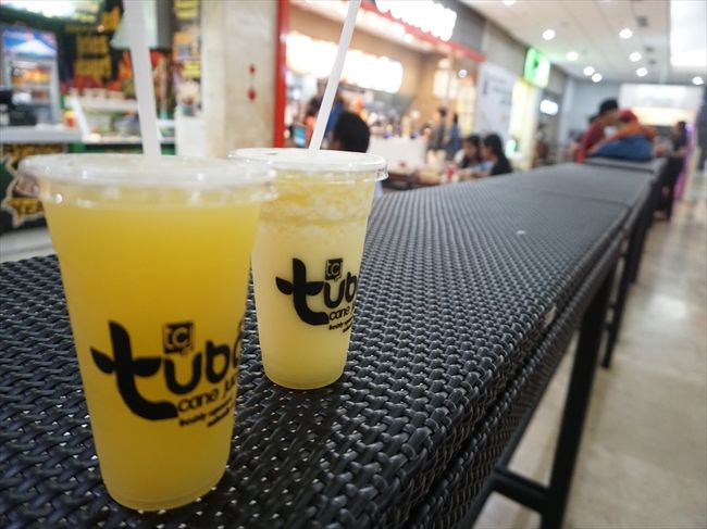 ジュースを。<br /><br />パッションフルーツは、ミキサーなし。<br /><br />さとうきび＋パインやパッションフルーツなので、<br />甘いのが好きな人にはいいかも？！