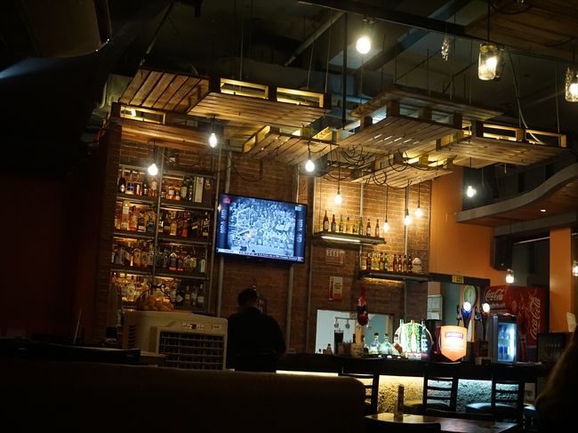 マニラに戻ってから再びタクシーでお出かけ。<br /><br />スポーツバー？！<br />レストランみたいなところで、