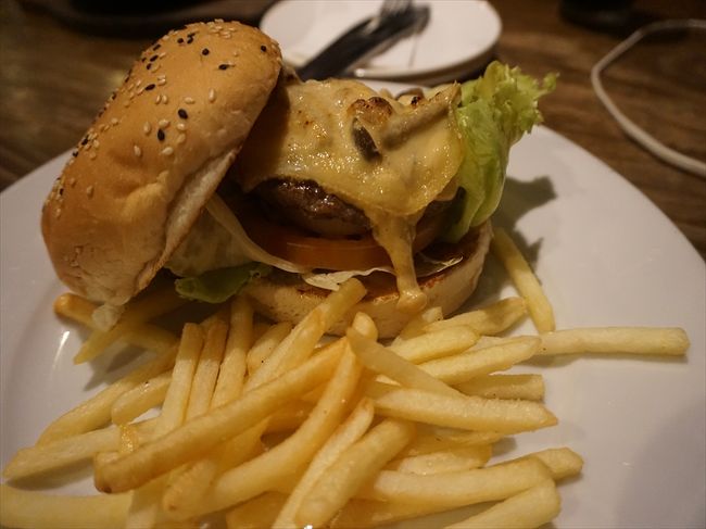 私はがっつりきのこソースハンバーガー！<br />美味しい(≧∇≦*)<br />午前１時だけど。笑