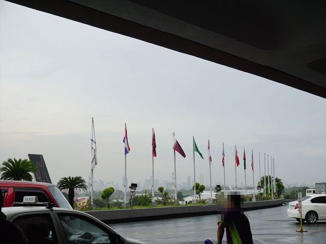 今回のドライバーさんも上手で、<br />早めにマニラ空港到着！<br /><br />空港内に入り（搭乗者しか入れない）チェックイン。<br />そして再び出る。<br />（出るときに航空券を預かられ、預り証を渡されました<br />　⇒戻るときは再び外から荷物検査、空港内側から航空券引き取り）<br />