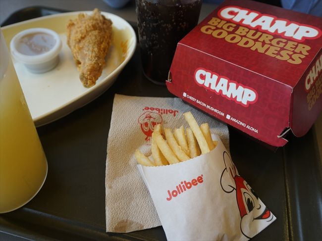 旦那様はチキン。<br />（チキンにはごはんが付いてくるのだけど、断ってた。^^：）<br /><br />私はチャンプバーカーセット。<br />フィリピン検索で、<br />チャンプバーガーはちゃんと野菜が入ってるって書かれてたので。