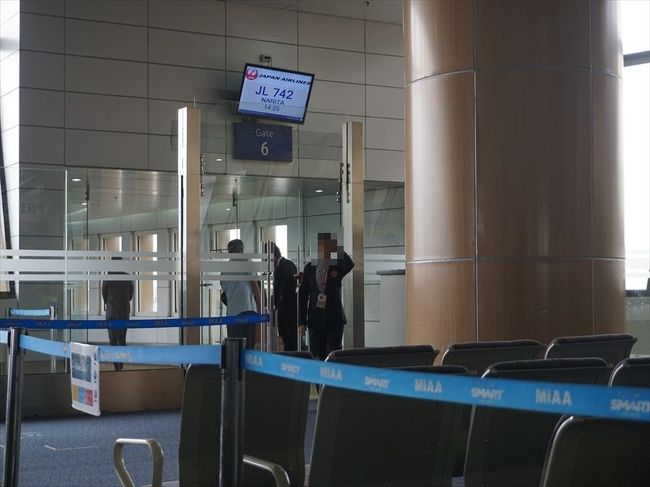 空港内はちょこっとの免税店、<br />スタバともう一軒のコーヒー屋さんしかなく。<br /><br />コーヒーでも飲もう♪<br />と思ったらフィリピンペソ持ってなかった。^^：<br />貰い忘れ！<br />カードは下限があるというし、<br />２０分くらい座って待つ。笑